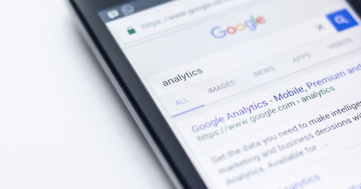 Smartphone mostrando Google — posicionamiento SEO y búsqueda orgánica en buscadores