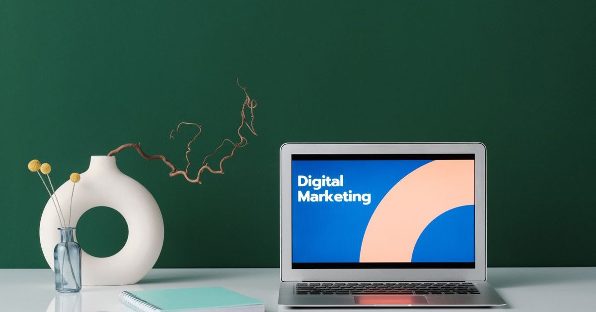 Espacio de trabajo con laptop mostrando una campaña de marketing digital, ilustrando el diseño de una landing page orientada a conversión